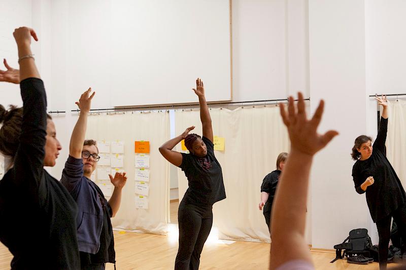 Tanzgruppe in einem Proberaum